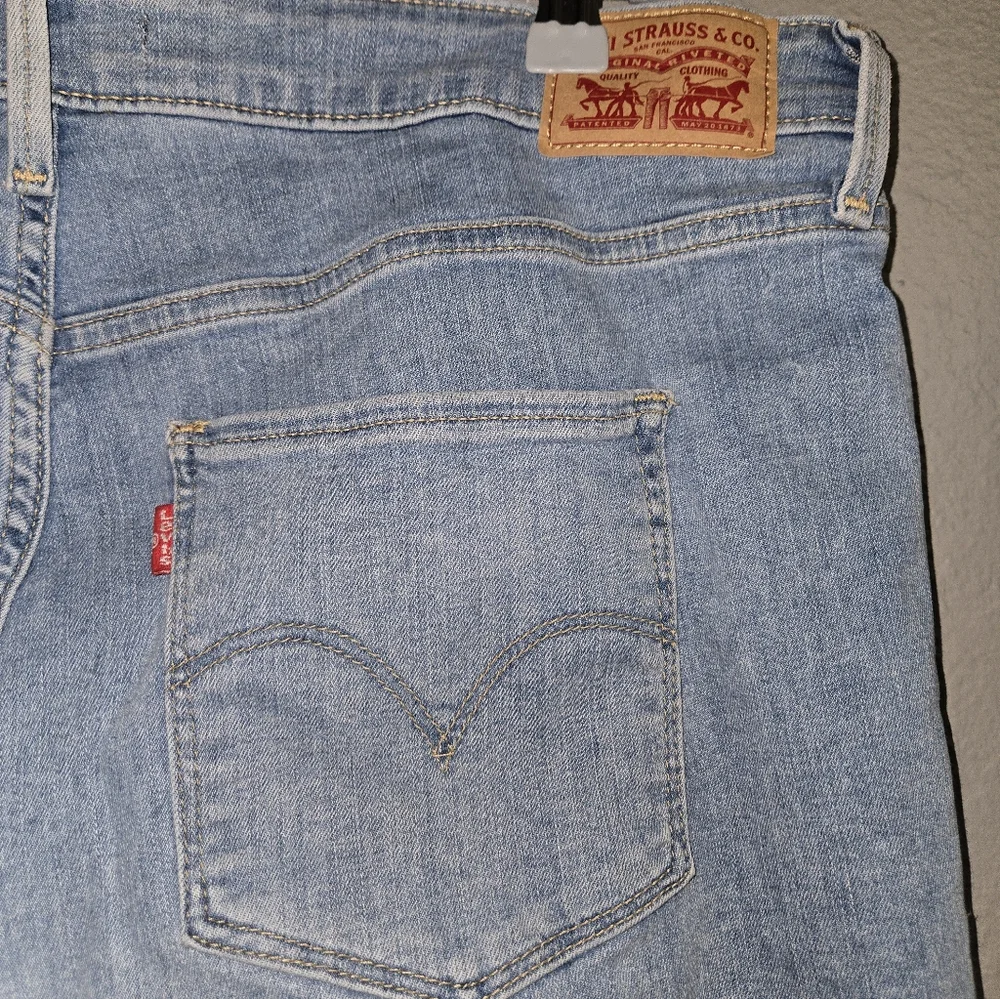 Levis Classic Mid Rise Skinny Lightwash Buttonfly Jeans Size 16